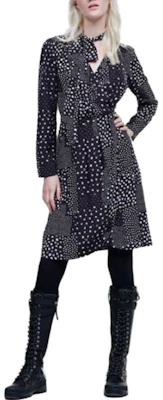 (W) KARL LAGERFELD Gaun Hitam Wanita Lengan Panjang V-Neck Cetakan Penuh Midi 220W1301 Lookbook (W) KARL LAGERFELD Gaun Hitam Wanita Lengan Panjang V-Neck Cetakan Penuh Midi 220W1301