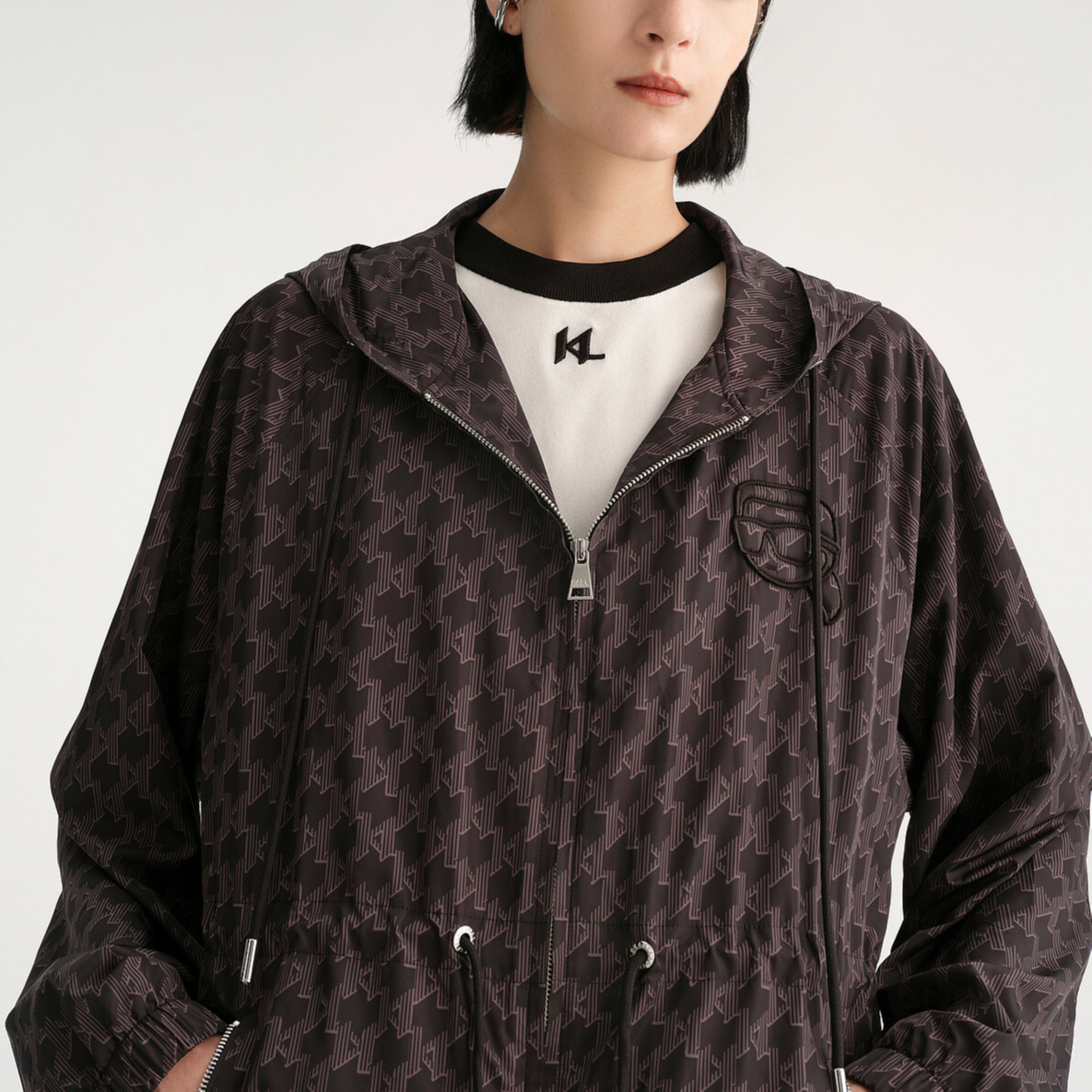 Sizing (Women) KARL LAGERFELD FW23  Black Logo Print Mid-Length Hooded Coat. 236L1567