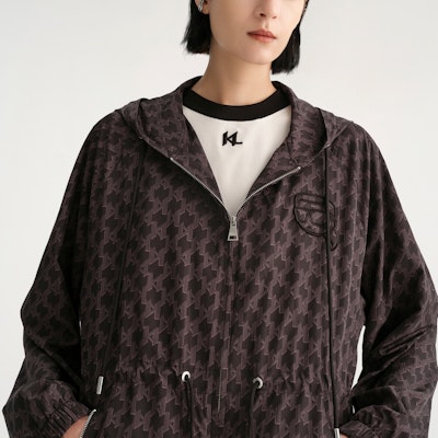 (Women) KARL LAGERFELD FW23 Black Logo Print Mid-Length Hooded Coat. 236L1567 Sizing (Women) KARL LAGERFELD FW23 Black Logo Print Mid-Length Hooded Coat. 236L1567