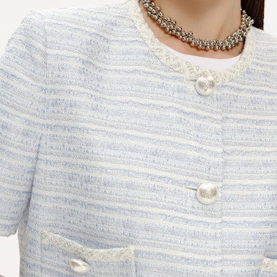 (Women) KARL LAGERFELD SS24 Contrast Lace Straight-Cut Short-Sleeve Jacket Women Light Blue E42W1504 Sizing (Women) KARL LAGERFELD SS24 Contrast Lace Straight-Cut Short-Sleeve Jacket Women Light Blue E42W1504