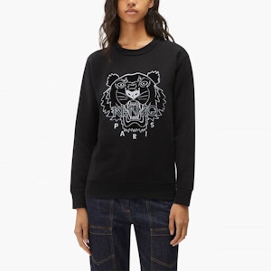 (W) Sudadera Negra de Mujer KENZO ''The Winter Capsule'' Tiger Bordado Crewneck. FB62SW8244MZ-99 Lookbook (W) Sudadera Negra de Mujer KENZO ''The Winter Capsule'' Tiger Bordado Crewneck. FB62SW8244MZ-99