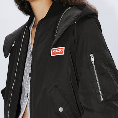 (W) KENZO FW23 Chaqueta Acolchada Negra con Capucha y Parche de Logo. FD62BL1739NK-99 Sizing (W) KENZO FW23 Chaqueta Acolchada Negra con Capucha y Parche de Logo. FD62BL1739NK-99