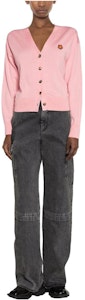 (W) KENZO SS23 Cárdigan Rosa de Punto con Escote en V y Diseño Bordado. FD52CA3833LB-30 Lookbook (W) KENZO SS23 Cárdigan Rosa de Punto con Escote en V y Diseño Bordado. FD52CA3833LB-30