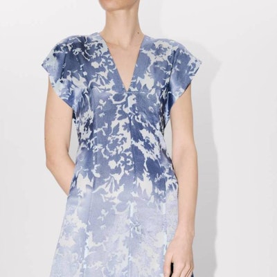 (W) KENZO SS24 Dress Maxi Tanpa Lengan Motif Bunga Biru V-Neck FE52RO2749JE-67 Sizing (W) KENZO SS24 Dress Maxi Tanpa Lengan Motif Bunga Biru V-Neck FE52RO2749JE-67