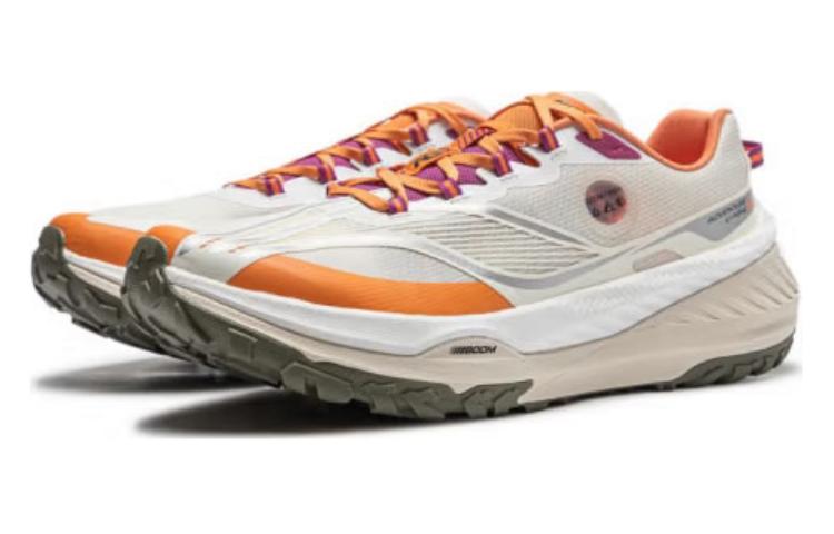 Shop LiNing李寧 的盧 舒適運動 耐磨回彈 低幫 跑步鞋 女款 米白