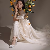 Details for (W) Lily Wei Gilda Tacones Altos Florales de Cuero Plata Perla 'Emerald Fairyland' NN-116