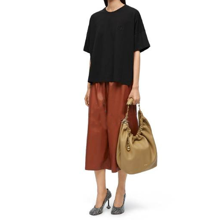 Lookbook (W) LOEWE Kaos Hitam Oversized Crewneck Polos S359Y22X58-1100