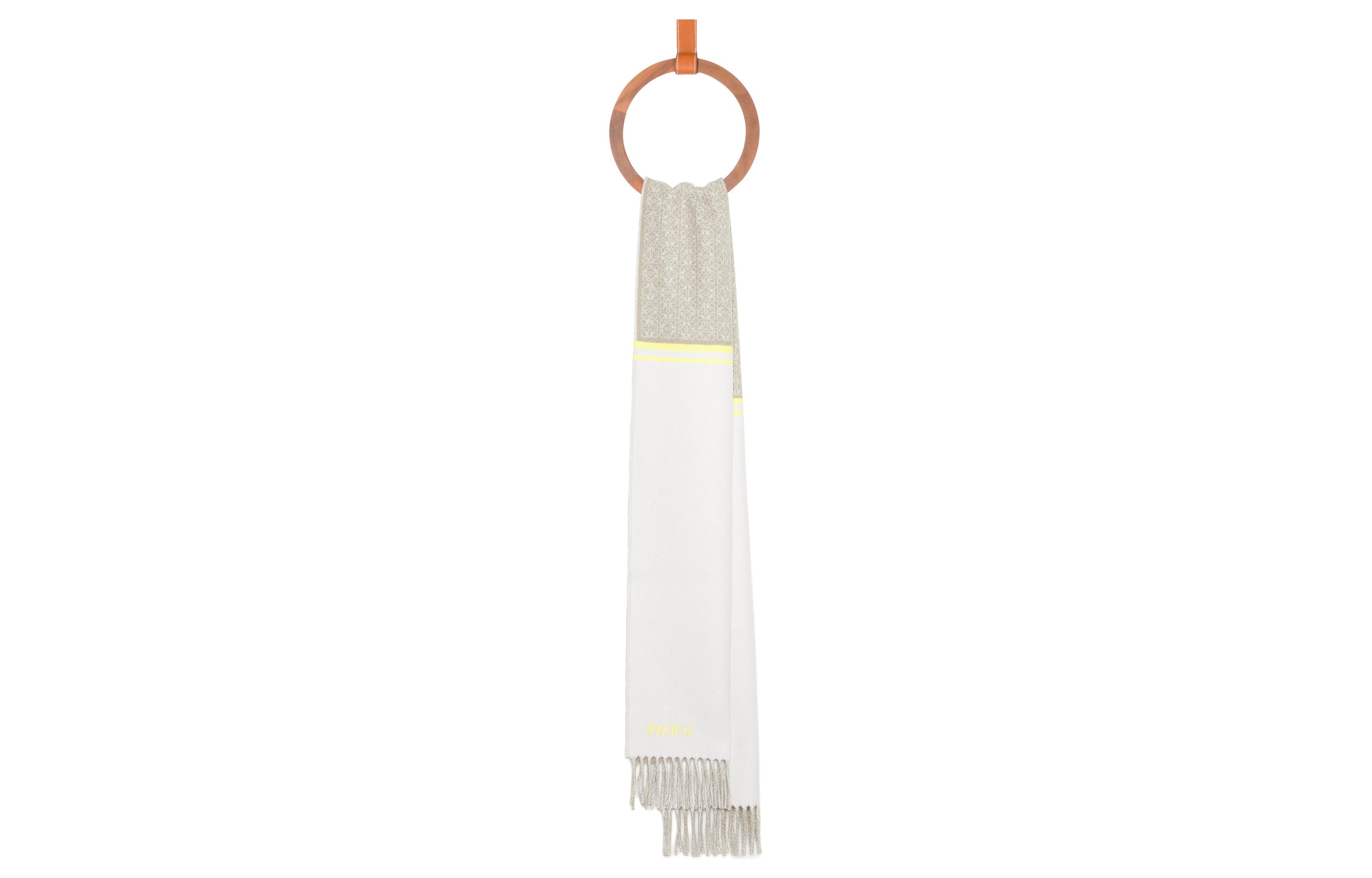 Lookbook (W) LOEWE 灰色针织围巾刺绣Logo. F606257XAI3494