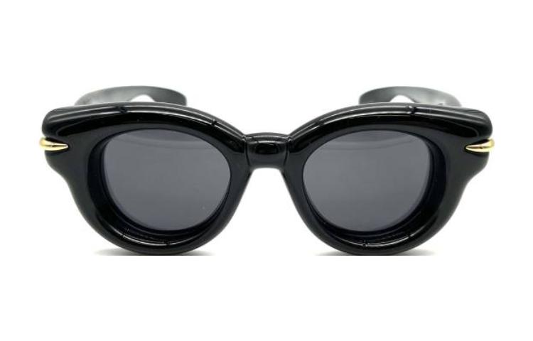 Lookbook (W) LOEWE 黑色不规则形状太阳镜，带品牌标志印花镜腿。 LW40118I01A