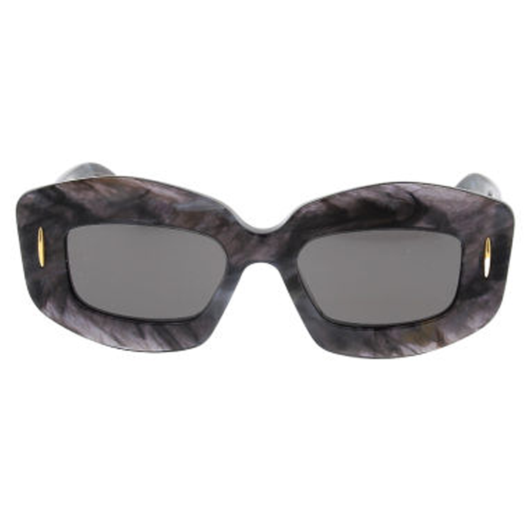 Lookbook (W) Gafas de sol rectangulares grises LOEWE con montura estampada. LW40114I