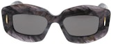 Lookbook (W) Gafas de sol rectangulares grises LOEWE con montura estampada. LW40114I