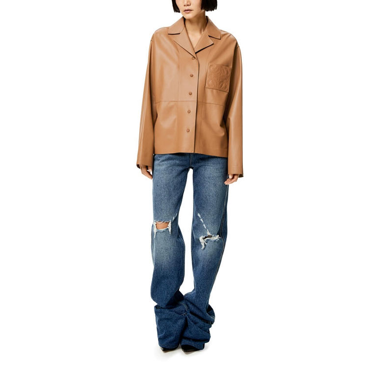 Lookbook (W) LOEWE 焦糖色皮革襯衫外套，附標誌與按鈕設計。 S359Y31L03-5542