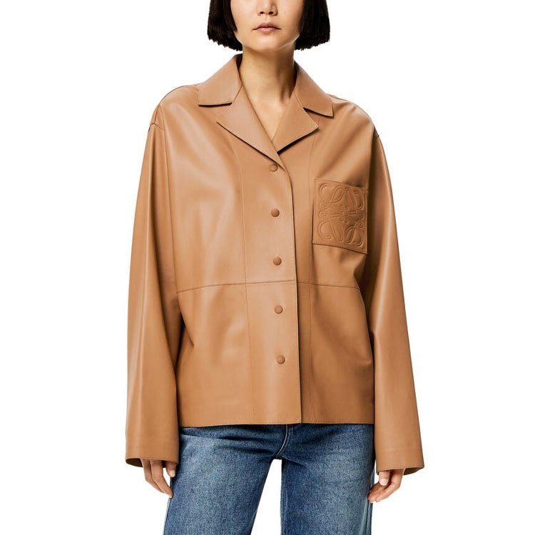 Shop (W) LOEWE 焦糖色皮革襯衫外套，附標誌與按鈕設計。 S359Y31L03-5542