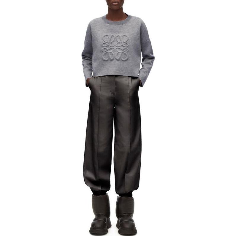 Lookbook (W) ロエベ アナグラム ライトグレー ウール クルーネック セーター 長袖 ショート丈 S540Y14KBG-1130