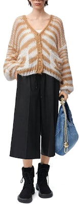 (Women) LOEWE Anagram FW24 Striped Logo V-Neck Cardigan - Camel. S359Y16K70-2073 Lookbook (Women) LOEWE Anagram FW24 Striped Logo V-Neck Cardigan - Camel. S359Y16K70-2073