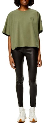 (W) Camiseta Crop Verde Salvia LOEWE con Logo Anagrama Bordado. S359341XA4-4380 Lookbook (W) Camiseta Crop Verde Salvia LOEWE con Logo Anagrama Bordado. S359341XA4-4380