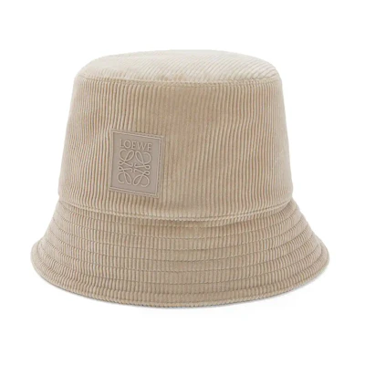 (Women) LOEWE Embossed Patch Solid Color Bucket Hat Women’s Khaki. K820HB1X65-1120