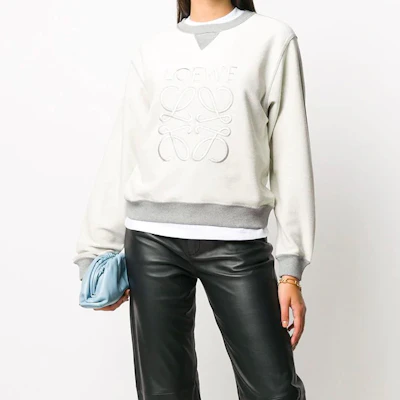 (W) LOEWE 刺繡Logo拼色女款圓領長袖上衣 灰色 S359341X95-1440 Lookbook (W) LOEWE 刺繡Logo拼色女款圓領長袖上衣 灰色 S359341X95-1440