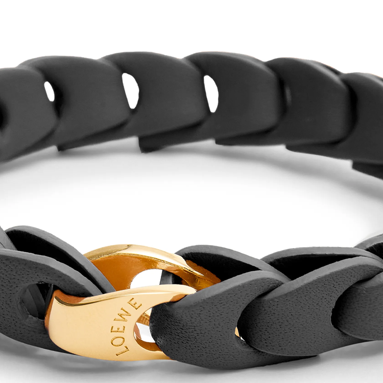 Shop (W) LOEWE Gelang Kulit Hitam dengan Detail Ukiran J920240X47-1100