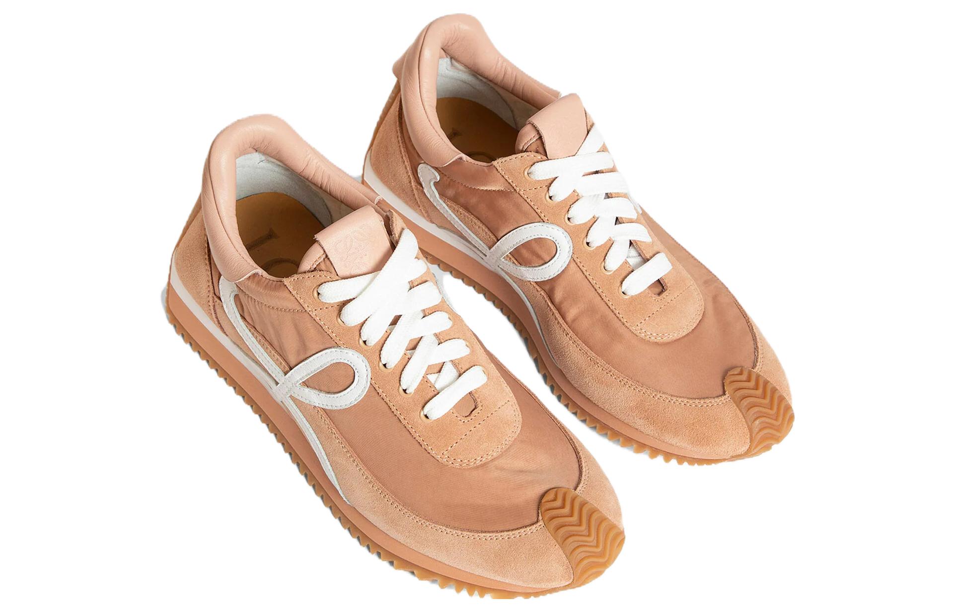 Shop (W) LOEWE Flow Runner Low Warna Powder L814282X65-7341