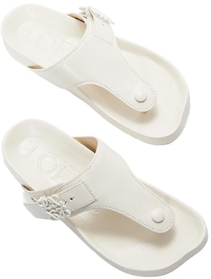 (W) LOEWE Sandal Jepit Kulit Datar 'White Fashion' L814465X59-2100 Lookbook (W) LOEWE Sandal Jepit Kulit Datar 'White Fashion' L814465X59-2100