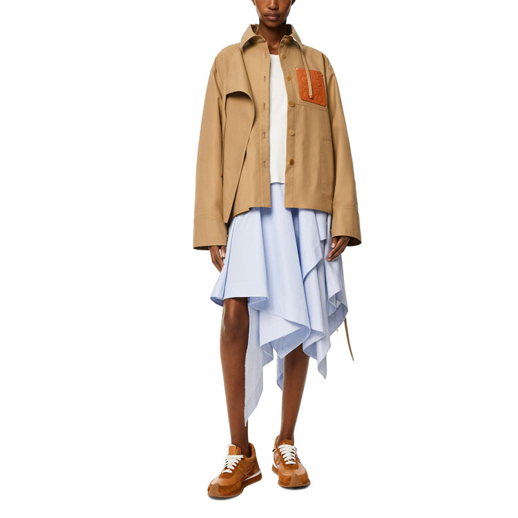 Lookbook (W) LOEWE SS21 Jaket Parka Hood Lepas Wanita Warna Cokelat Karamel. S540Y02X10-3550