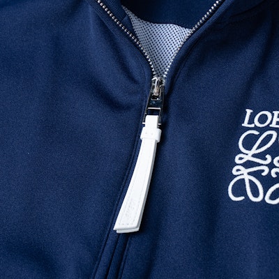(Women) LOEWE SS22 Logo Print Zip-Up Jacket Navy Blue S359Y52X02-5510 Sizing (Women) LOEWE SS22 Logo Print Zip-Up Jacket Navy Blue S359Y52X02-5510