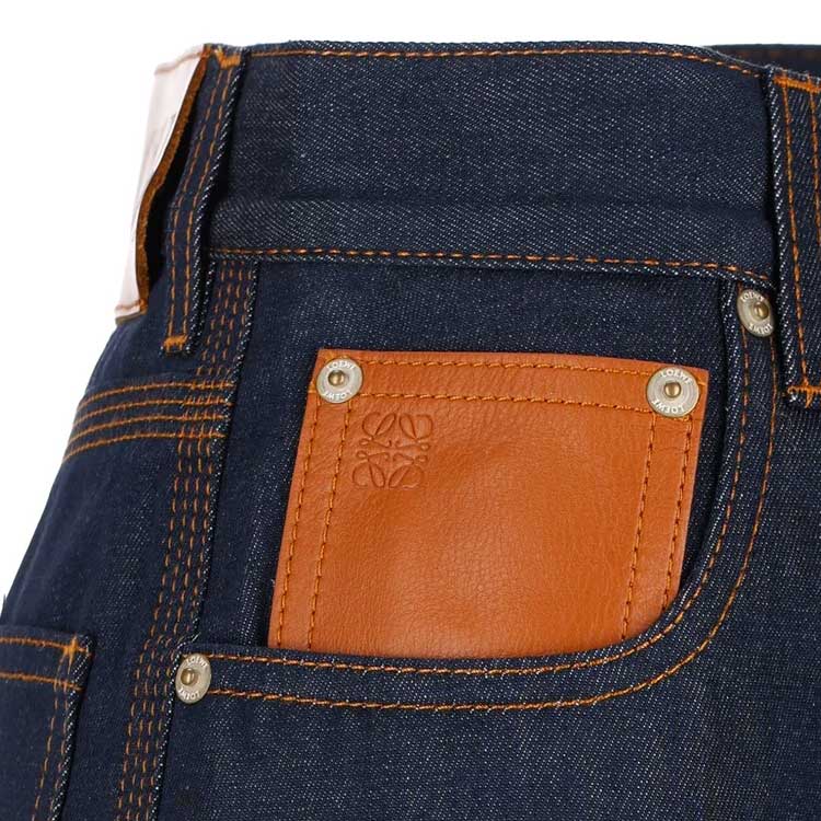 Shop (W) LOEWE SS23 ダークブルーストレートレッグデニムジーンズ カフ付き S359Y11X68-2834