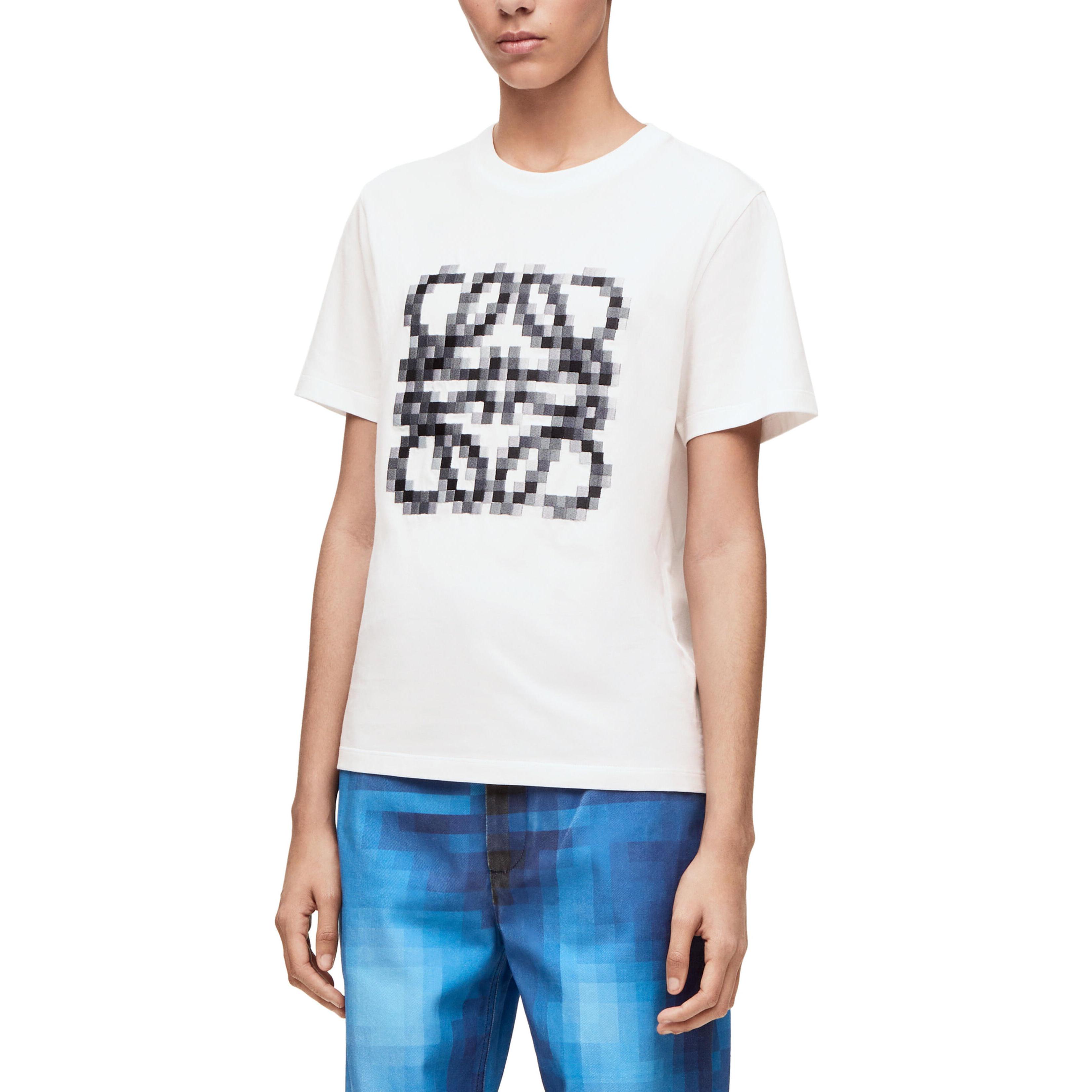 Shop (W) 로에베 SS23 화이트 픽셀 아나그램 자수 모자이크 로고 티셔츠. S540Y22X35-8995