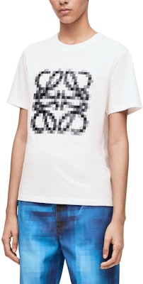 (W) 로에베 SS23 화이트 픽셀 아나그램 자수 모자이크 로고 티셔츠. S540Y22X35-8995 Shop (W) 로에베 SS23 화이트 픽셀 아나그램 자수 모자이크 로고 티셔츠. S540Y22X35-8995