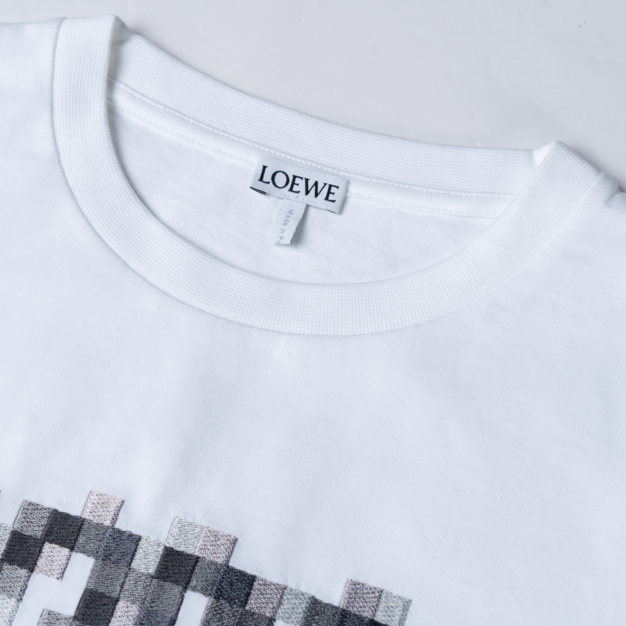 Sizing (W) 로에베 SS23 화이트 픽셀 아나그램 자수 모자이크 로고 티셔츠. S540Y22X35-8995