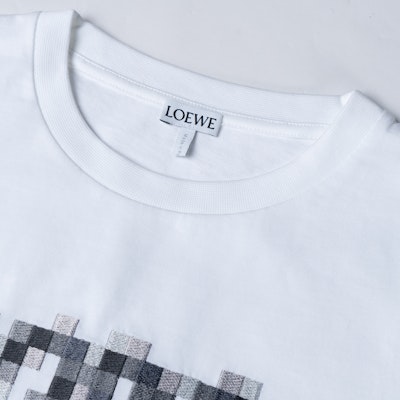 (W) 로에베 SS23 화이트 픽셀 아나그램 자수 모자이크 로고 티셔츠. S540Y22X35-8995 Sizing (W) 로에베 SS23 화이트 픽셀 아나그램 자수 모자이크 로고 티셔츠. S540Y22X35-8995