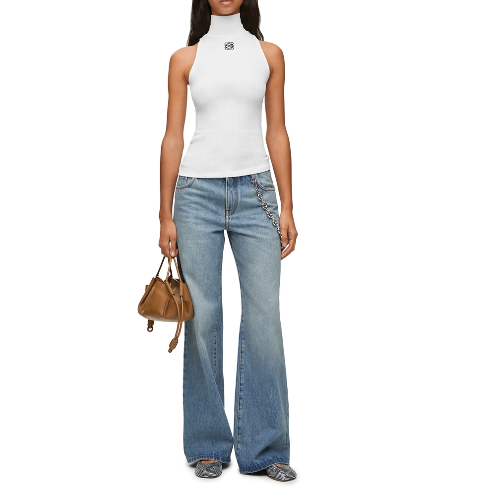 Lookbook (W) LOEWE SS24 Camiseta sin mangas slim fit blanca con logo bordado cuello alto. S359Y23X81-2100