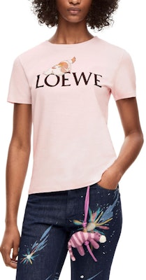 (Women) LOEWE x Howl's Moving Castle SS23 Pink Logo Print T-Shirt. SB44Y22X12-2060 Shop (Women) LOEWE x Howl's Moving Castle SS23 Pink Logo Print T-Shirt. SB44Y22X12-2060