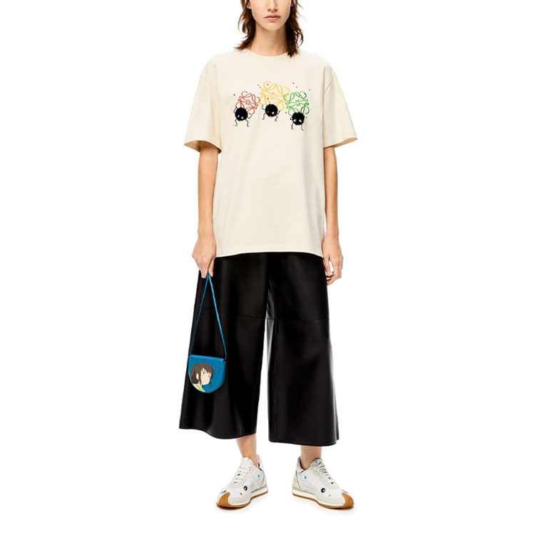 Lookbook (W) 罗意威 x 千与千寻 SS22 灰尘精灵印花露肩T恤 - 米色 S928Y22X02-2425