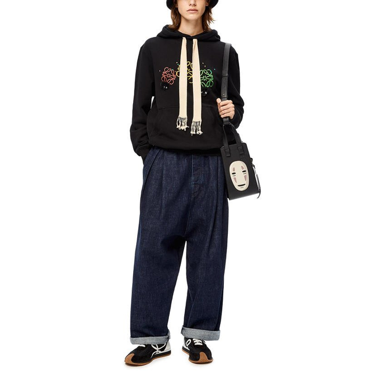 Lookbook (W) LOEWE x Spirited Away SS22 Sweater Hitam Katun Logo Soot Sprite S928Y25J02-1100