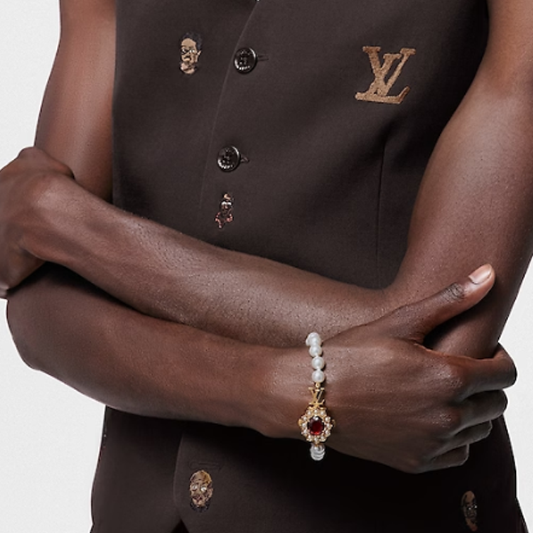 Lookbook (W) Gelang Wanita LOUIS VUITTON Spring 2024 Putih Detail Huruf. M1497M