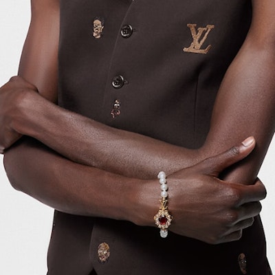 (W) Gelang Wanita LOUIS VUITTON Spring 2024 Putih Detail Huruf. M1497M Lookbook (W) Gelang Wanita LOUIS VUITTON Spring 2024 Putih Detail Huruf. M1497M