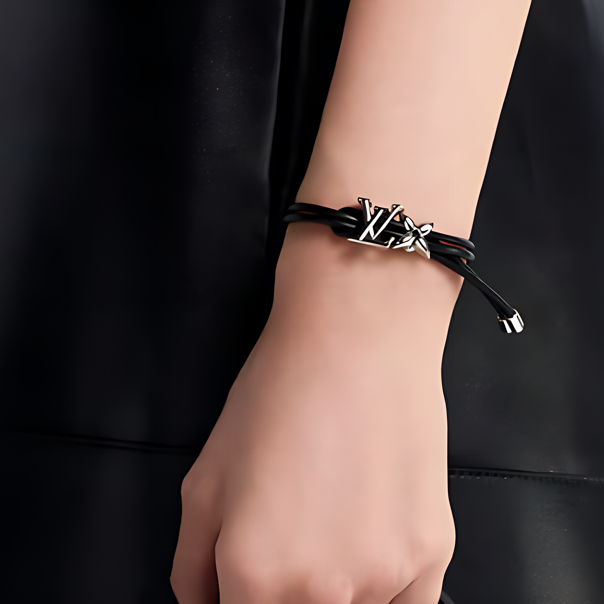 (Women) LOUIS VUITTON  Black Leather Metal Bracelet Original Design M8970Z 圖 4
