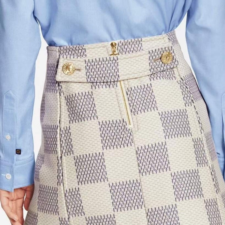 Shop (W) 루이 비통 화이트 모노그램 자수 체크 미디 스커트. 1A9NG6