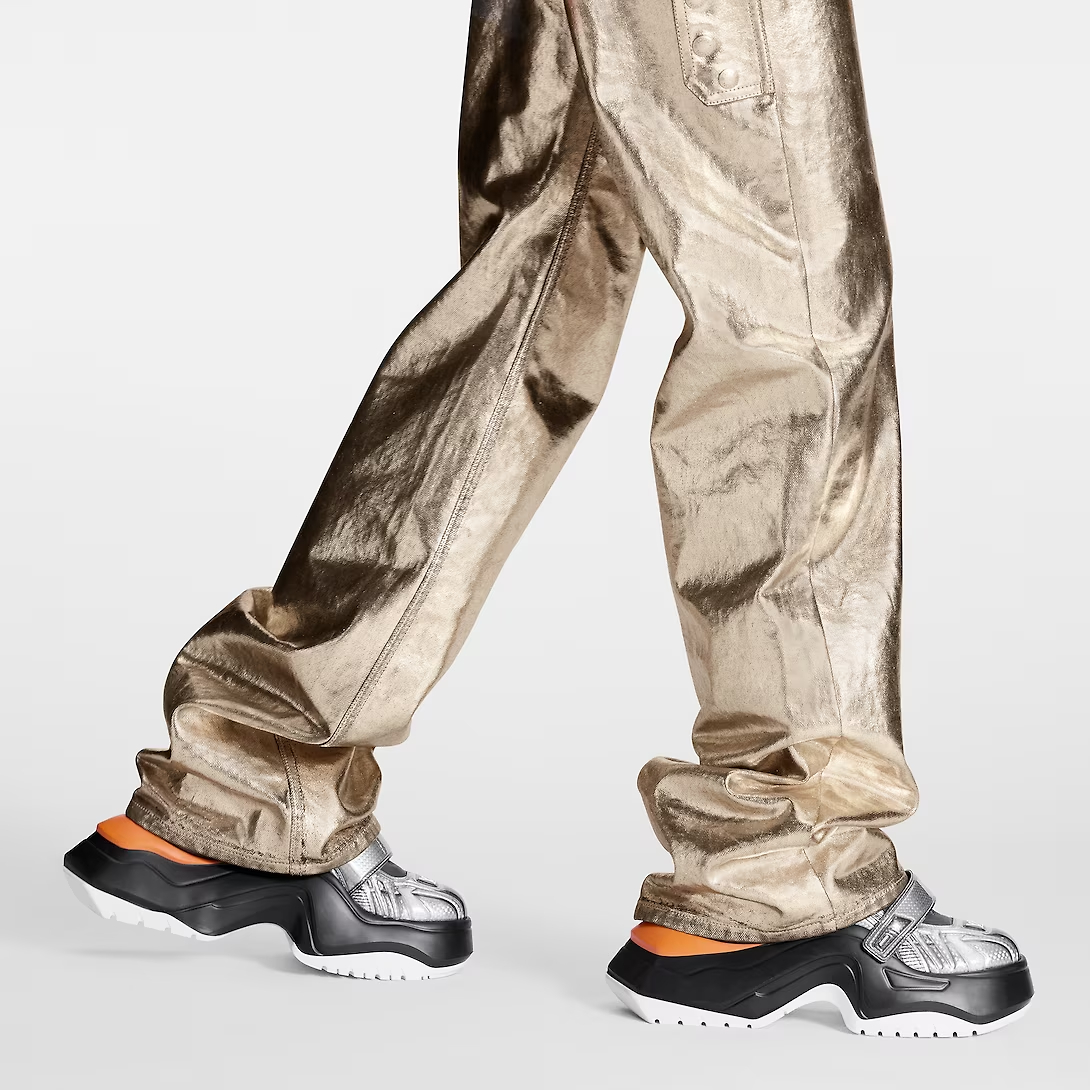 Shop LOUIS VUITTON Archlight 2.0 標飾防滑中幫運動休閒鞋 女款 銀灰