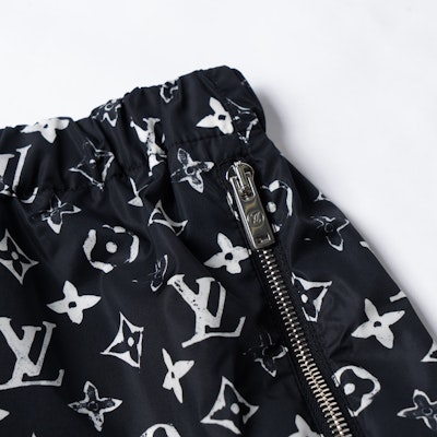 (W) 루이 비통 블랙 로고 프린트 스트레이트 핏 캐주얼 반바지 1A5TSP 1