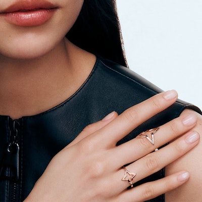 (W) Cincin Terbuka Louis Vuitton Blossom Wanita Emas Rose. Q0I23A Details for (W) Cincin Terbuka Louis Vuitton Blossom Wanita Emas Rose. Q0I23A