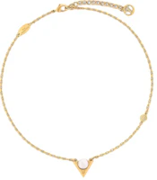 Lookbook (W) Kalung Mutiara Resin Logo Louis Vuitton Emas - 25 Musim Semi Awal. M02374