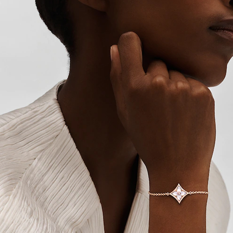 Lookbook (W) 루이비통 컬러 블라썸 스퀘어 18K 골드 자개 팔찌. Q95466