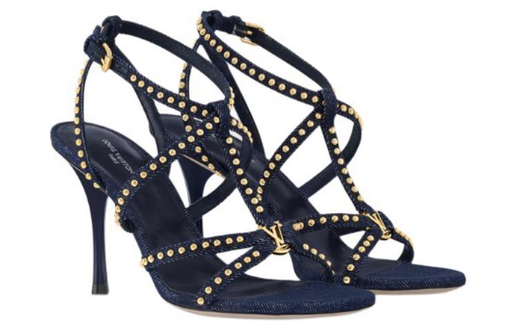 Lookbook (W) Sandal Denim Louis Vuitton Biru dengan Gesper Metal Dekoratif. 1ACIUE