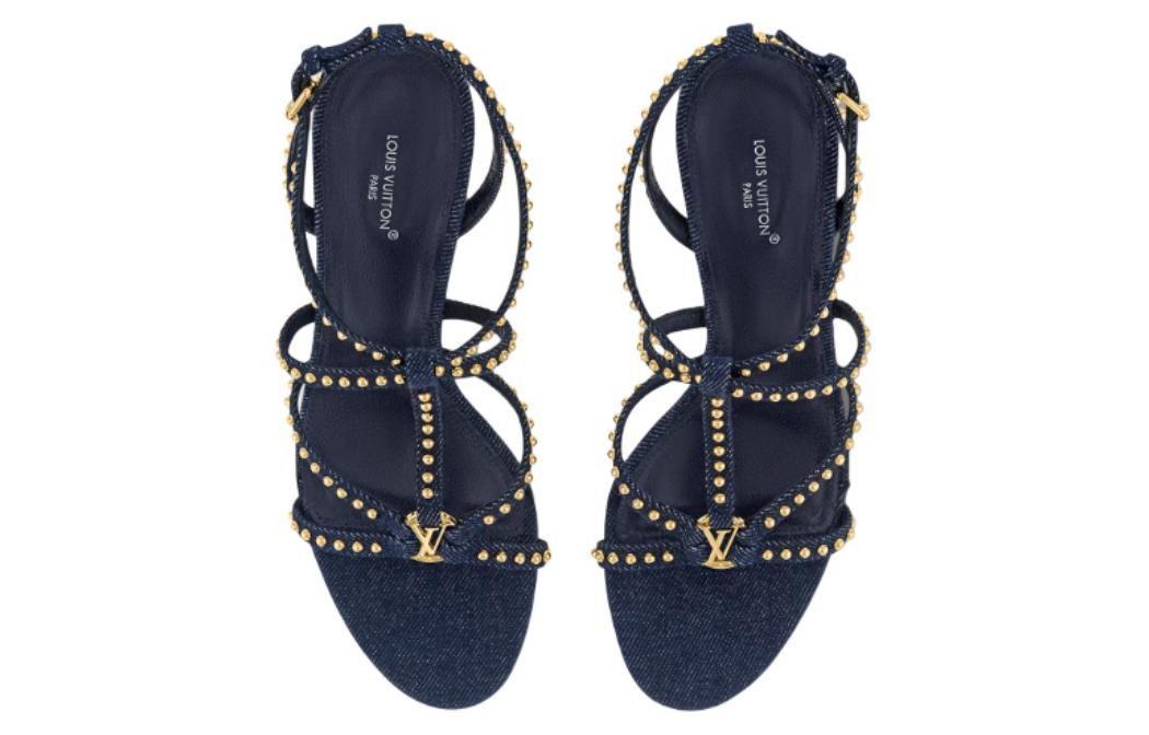 Shop (W) Sandal Denim Louis Vuitton Biru dengan Gesper Metal Dekoratif. 1ACIUE