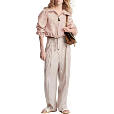 (W) 루이비통 플라이트 모드 SS24 핑크 로고 후디 재킷 1AFME4 Lookbook (W) 루이비통 플라이트 모드 SS24 핑크 로고 후디 재킷 1AFME4