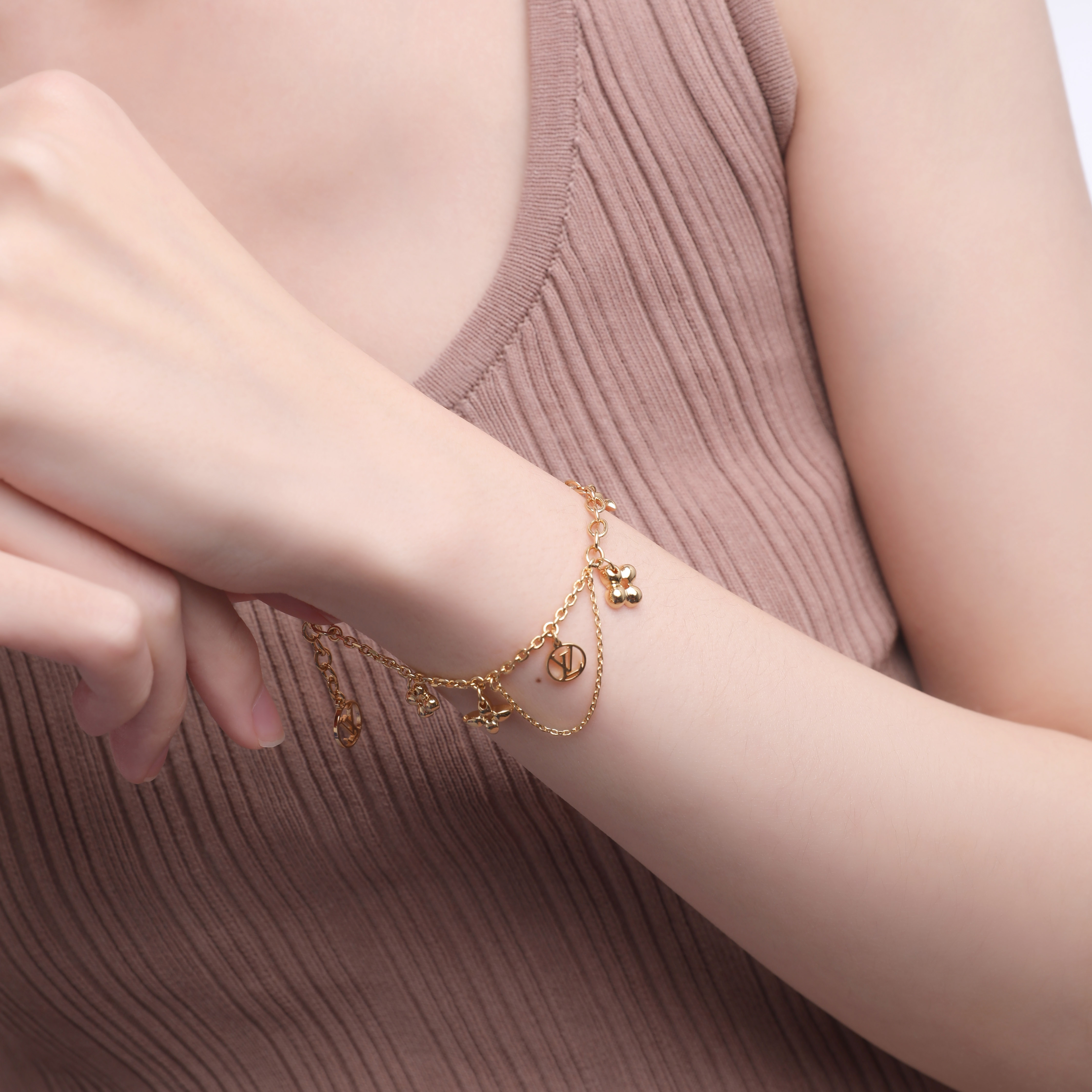 (Women) LOUIS VUITTON Floral Logo Gold Metal Bracelet M64858 圖 6