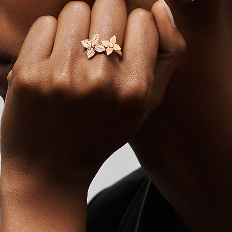 Lookbook (W) 루이비통 플로럴 핑크 18K 골드 여성 링. Q9L25B